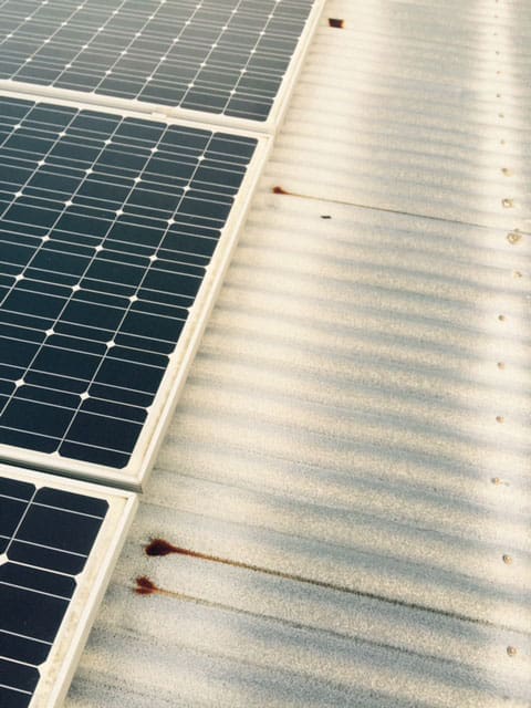 Metal roof sheet corrosion from aluminium solar panel